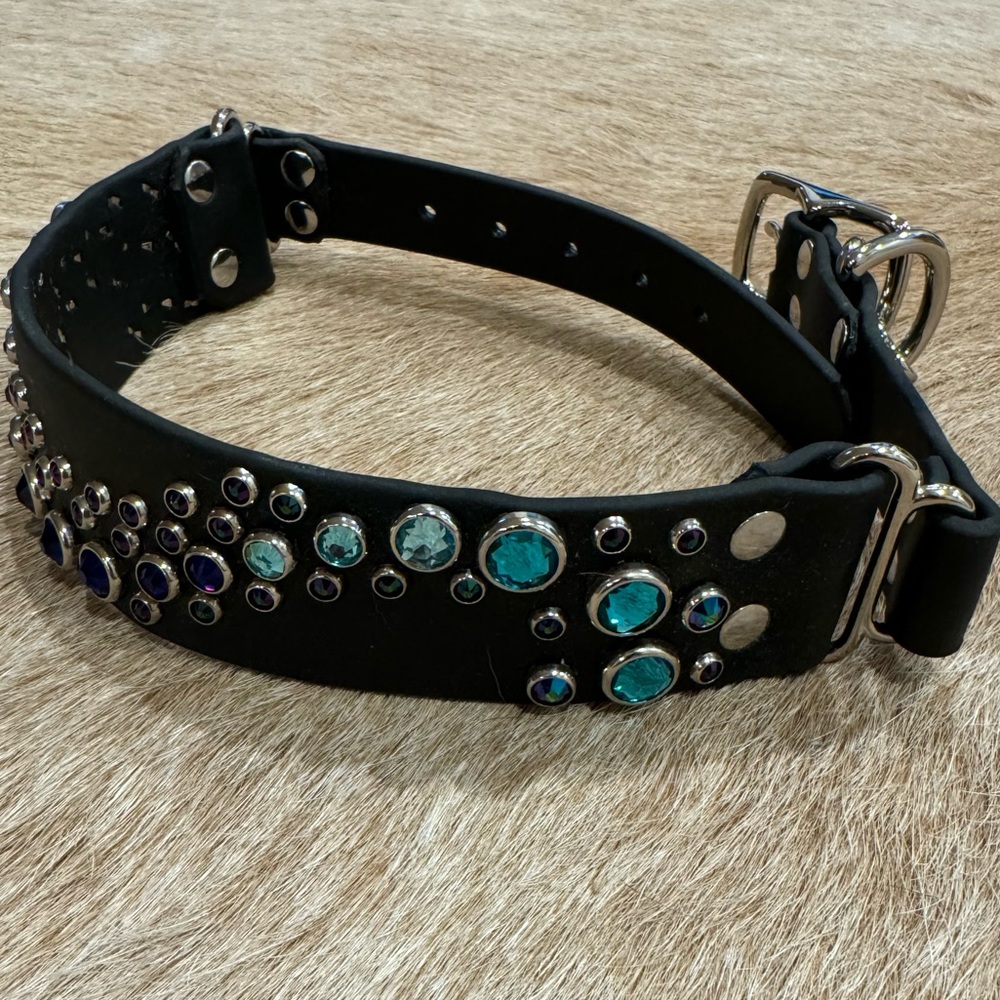 NWOT leather and crystal studded dog collar with small flaw - Picture 3 of 5